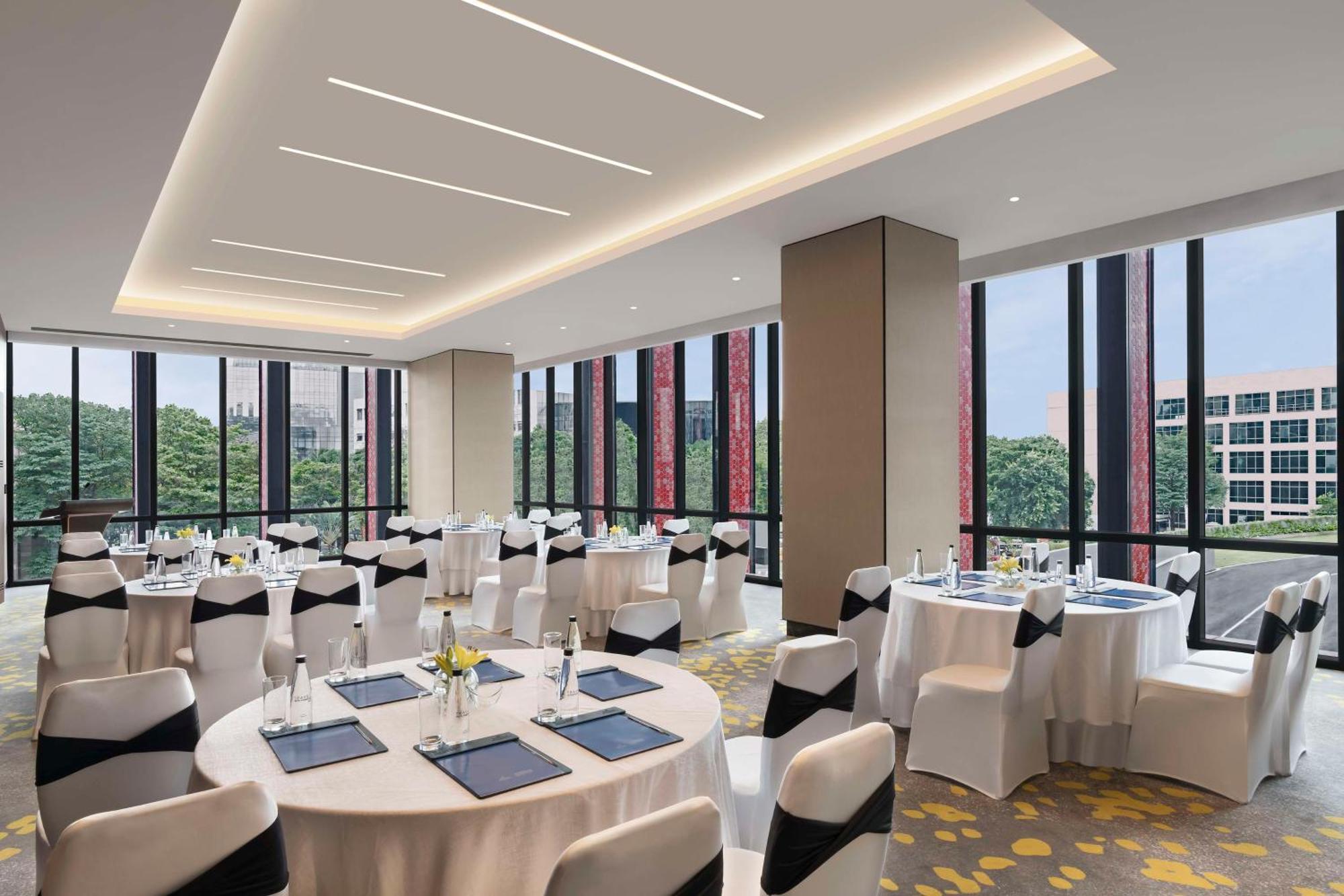 ホテル Hilton Bengaluru Embassy Manyata Business Park エクステリア 写真