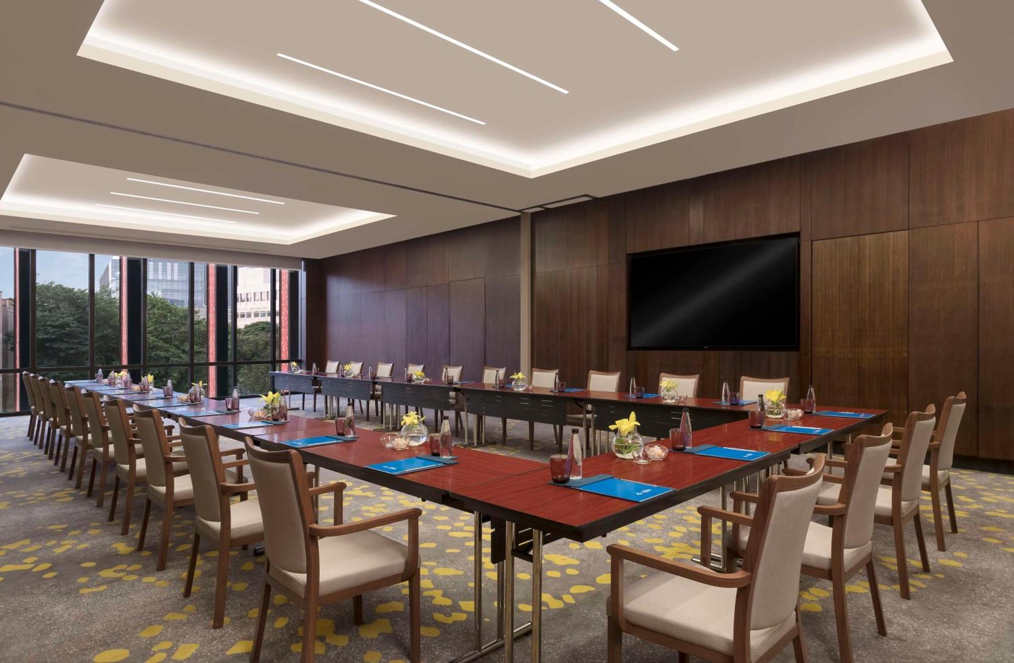 ホテル Hilton Bengaluru Embassy Manyata Business Park エクステリア 写真
