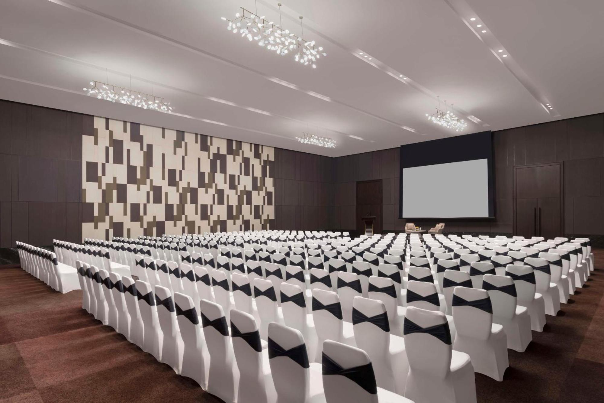 ホテル Hilton Bengaluru Embassy Manyata Business Park エクステリア 写真