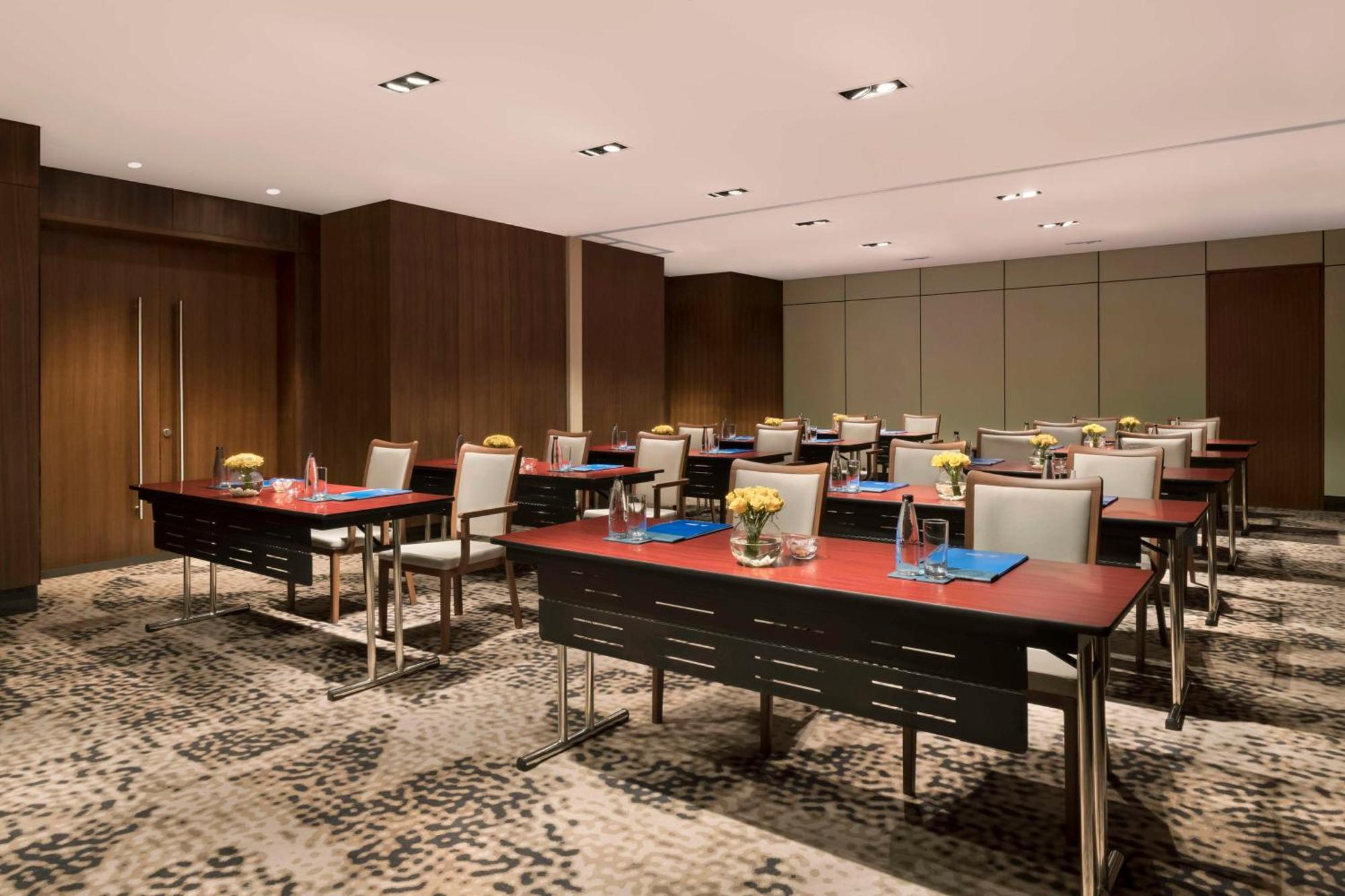 ホテル Hilton Bengaluru Embassy Manyata Business Park エクステリア 写真