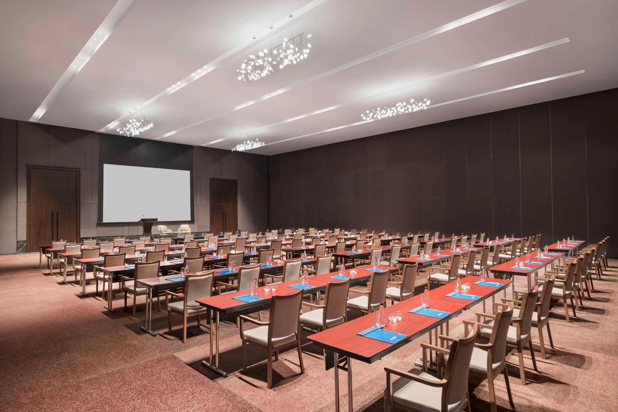 ホテル Hilton Bengaluru Embassy Manyata Business Park エクステリア 写真