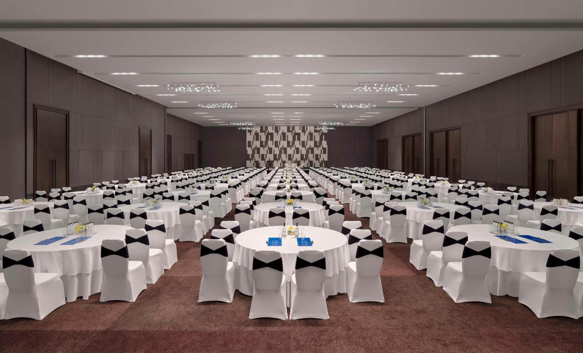 ホテル Hilton Bengaluru Embassy Manyata Business Park エクステリア 写真