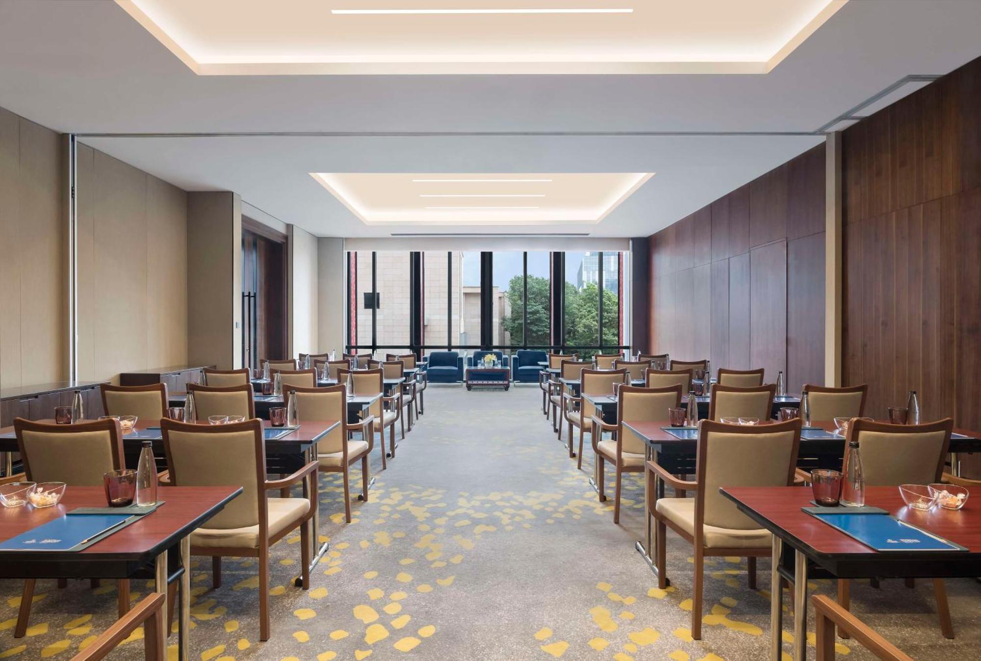 ホテル Hilton Bengaluru Embassy Manyata Business Park エクステリア 写真