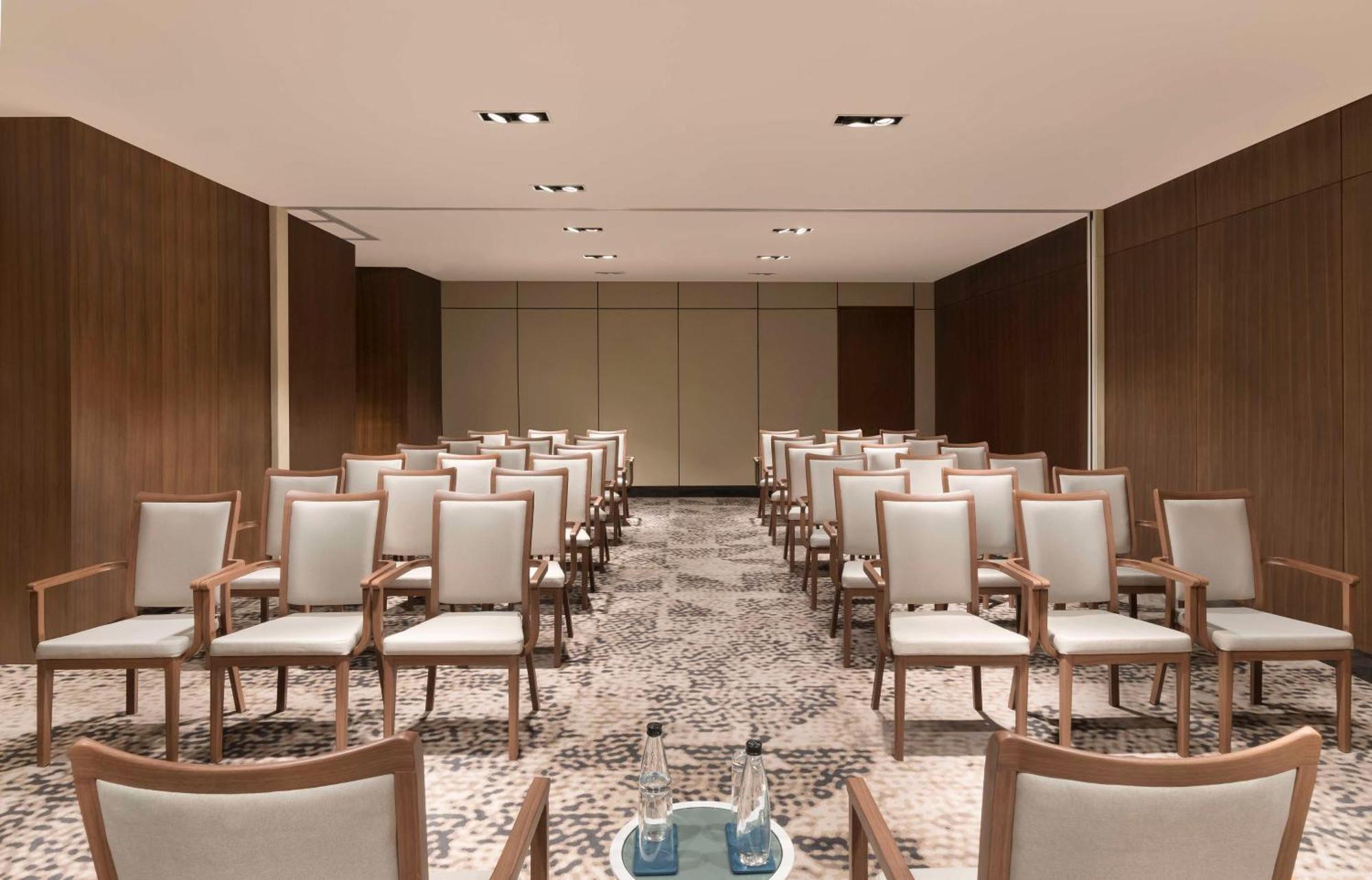 ホテル Hilton Bengaluru Embassy Manyata Business Park エクステリア 写真