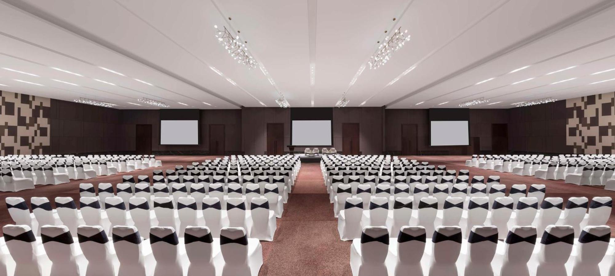 ホテル Hilton Bengaluru Embassy Manyata Business Park エクステリア 写真