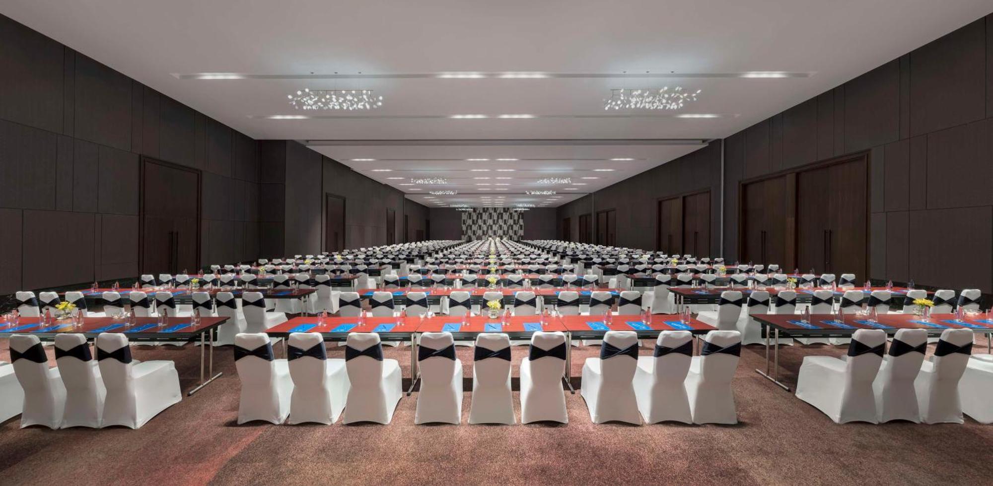 ホテル Hilton Bengaluru Embassy Manyata Business Park エクステリア 写真