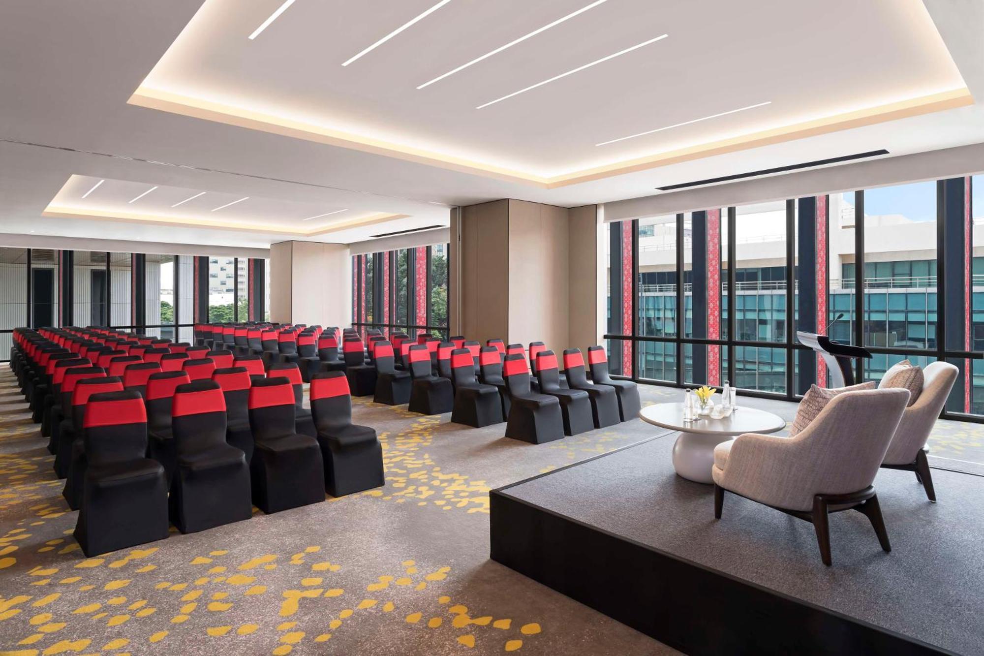 ホテル Hilton Bengaluru Embassy Manyata Business Park エクステリア 写真