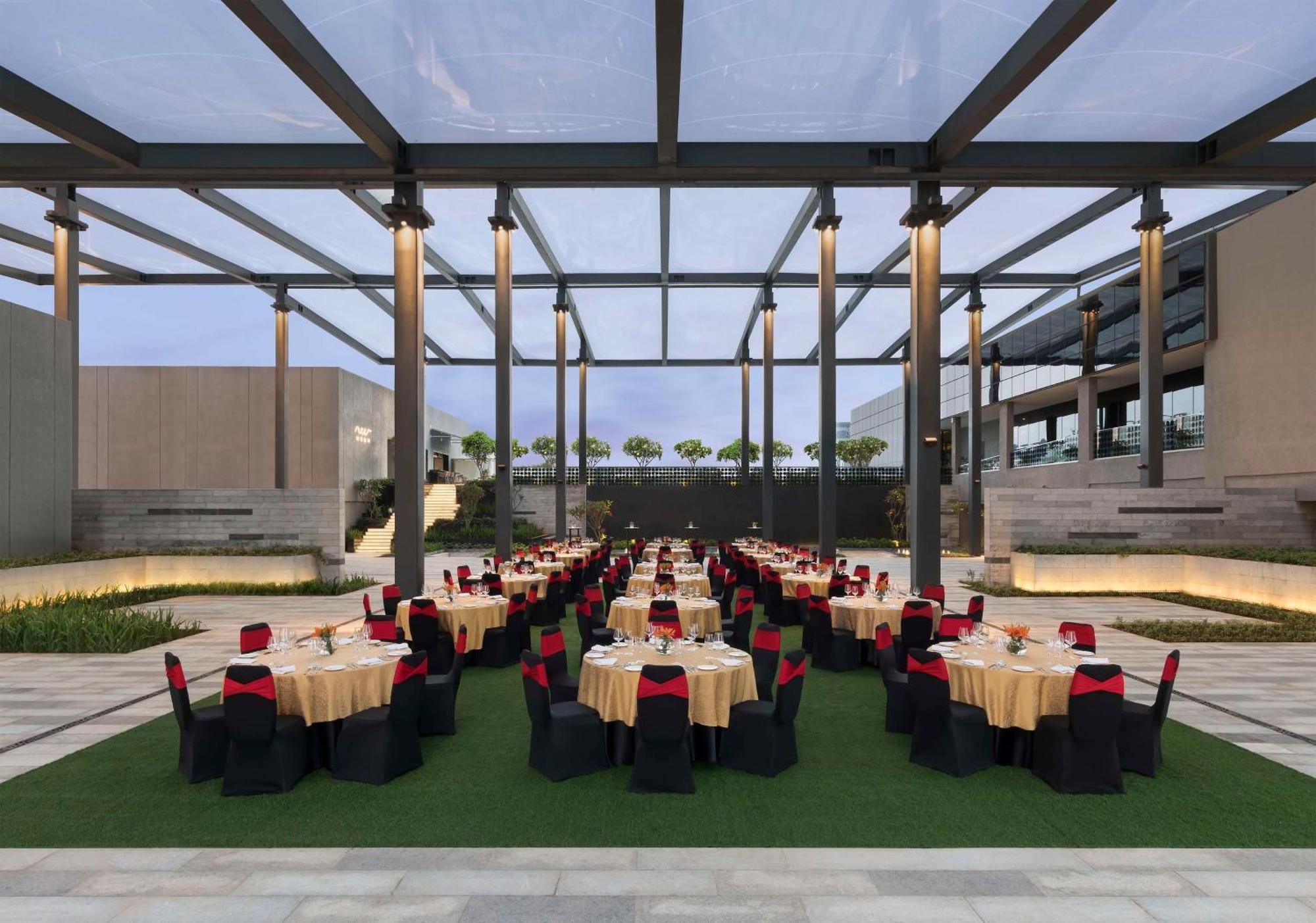 ホテル Hilton Bengaluru Embassy Manyata Business Park エクステリア 写真