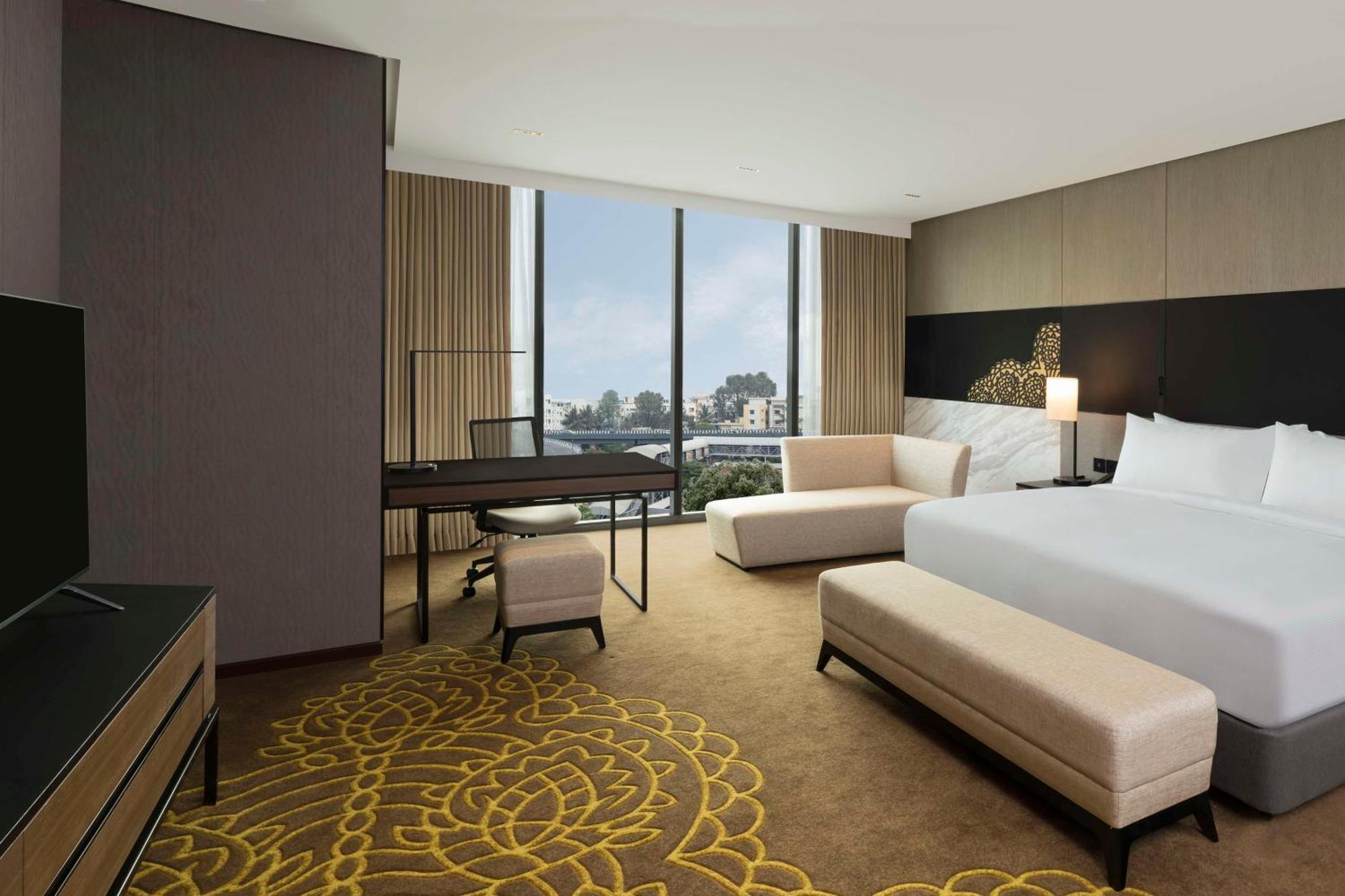 ホテル Hilton Bengaluru Embassy Manyata Business Park エクステリア 写真