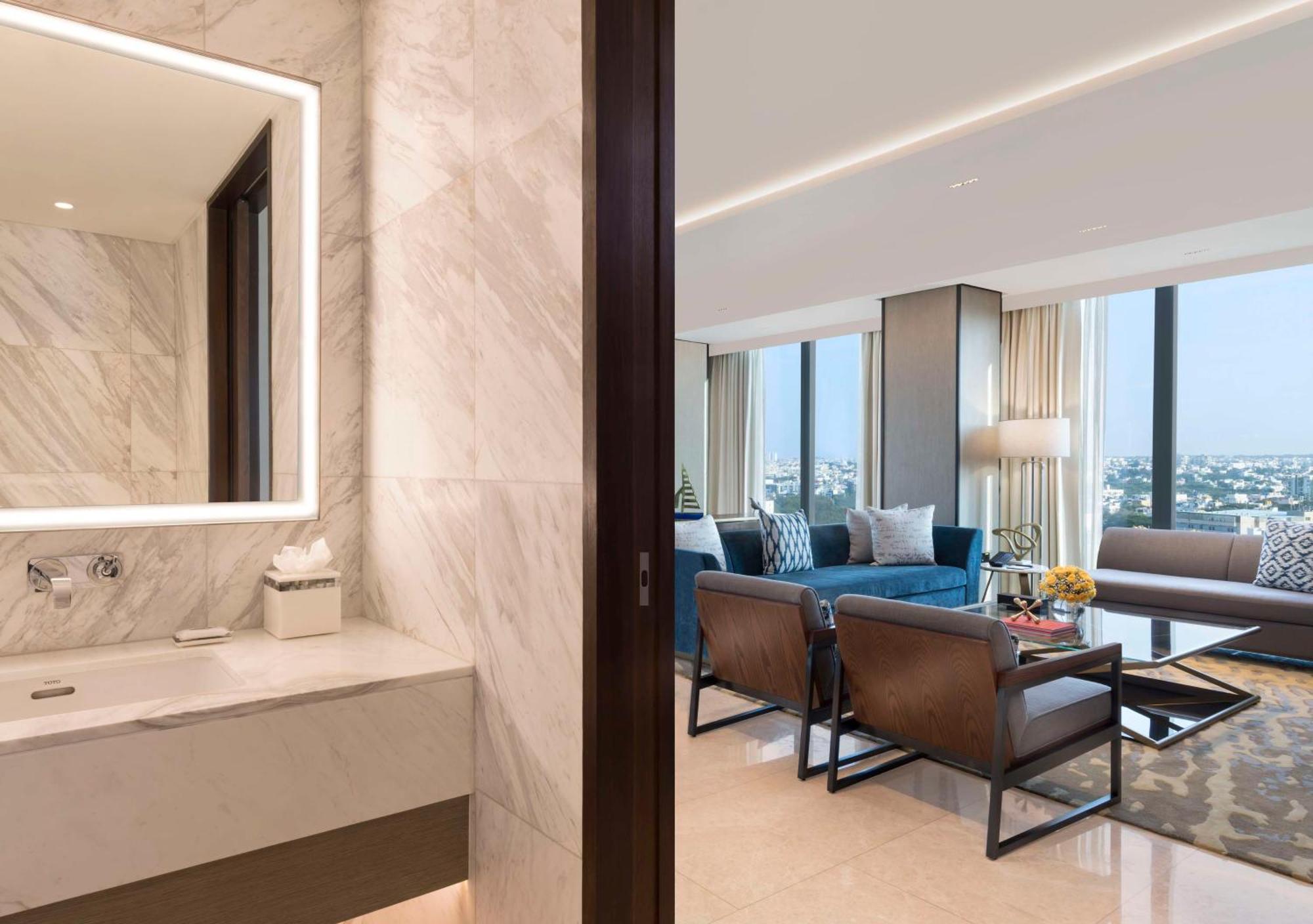ホテル Hilton Bengaluru Embassy Manyata Business Park エクステリア 写真