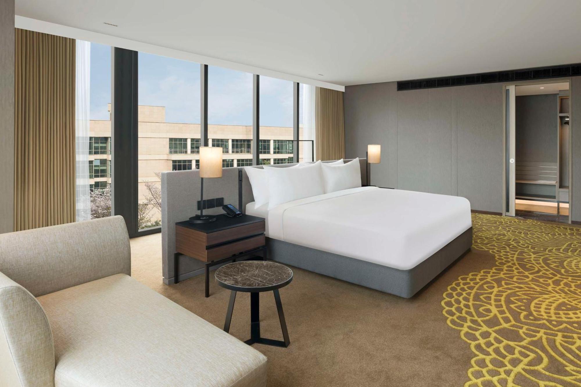 ホテル Hilton Bengaluru Embassy Manyata Business Park エクステリア 写真