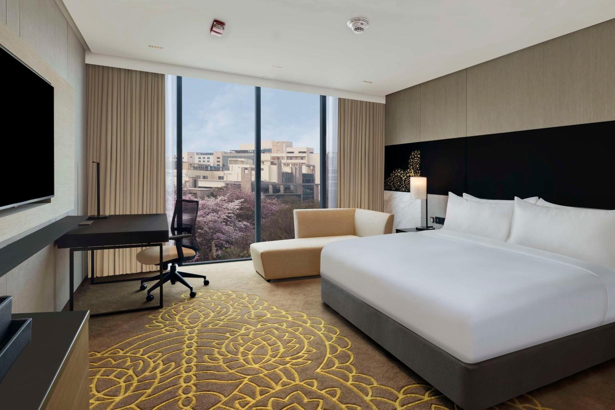 ホテル Hilton Bengaluru Embassy Manyata Business Park エクステリア 写真