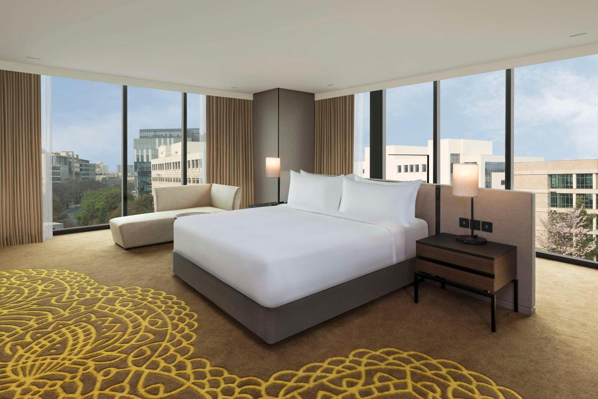 ホテル Hilton Bengaluru Embassy Manyata Business Park エクステリア 写真