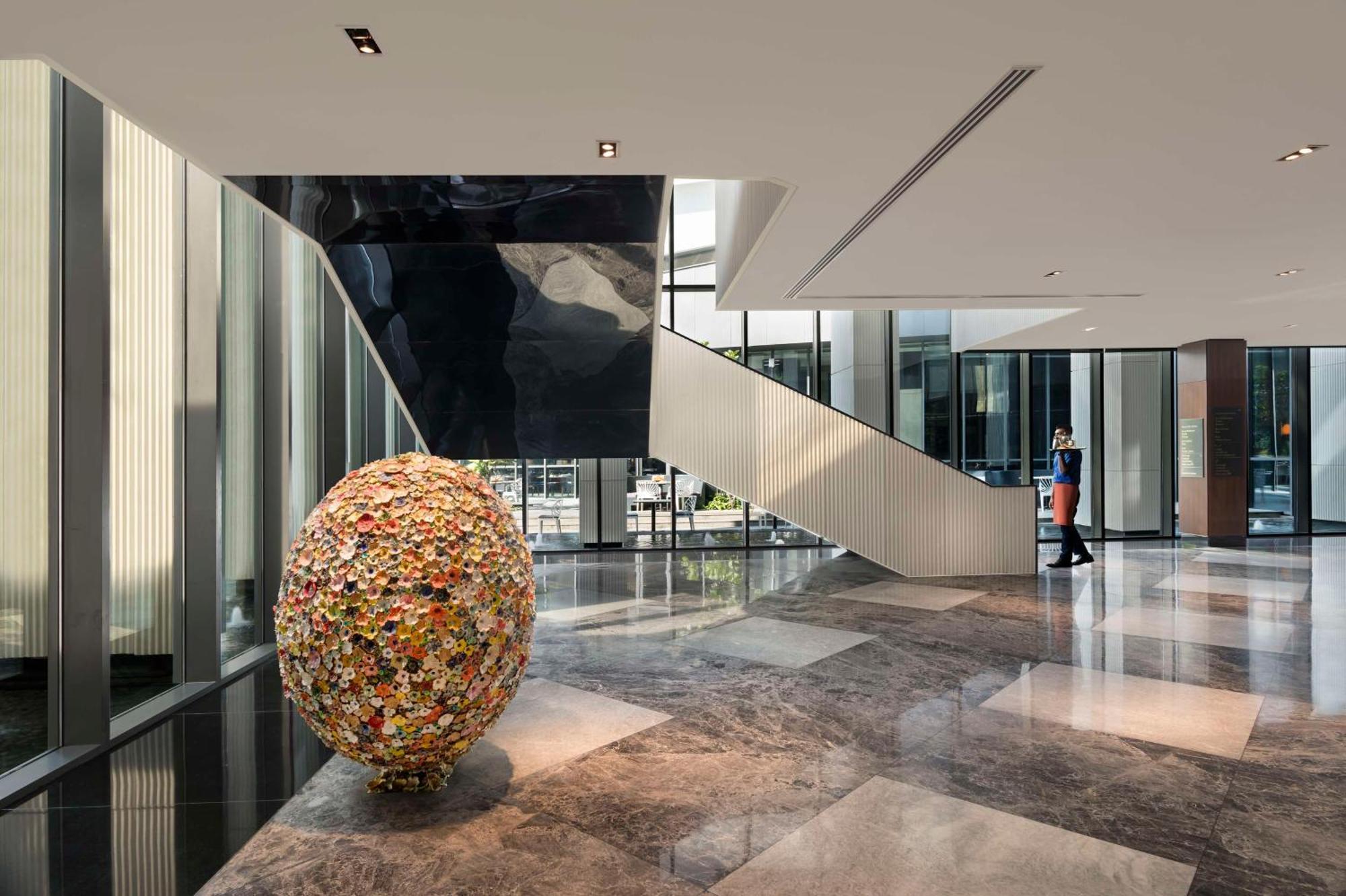 ホテル Hilton Bengaluru Embassy Manyata Business Park エクステリア 写真