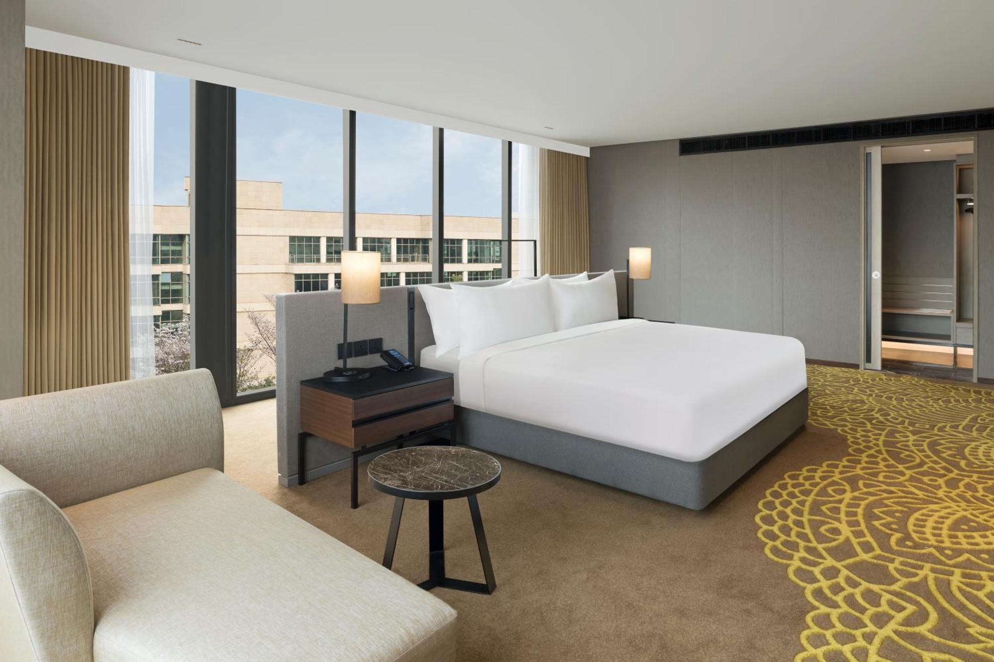 ホテル Hilton Bengaluru Embassy Manyata Business Park エクステリア 写真
